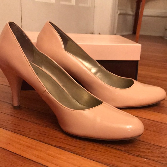 Bandolino light pink scalloped heels - Picture 2 of 4